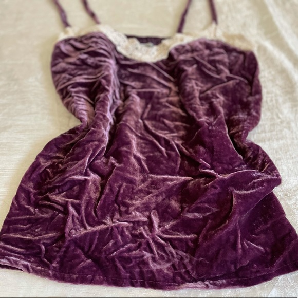 ❤️‍🔥3/$22❤️‍🔥 Purple crushed velvet cami tank top with white lace trim - Picture 2 of 5